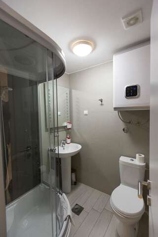Отели типа «постель и завтрак» Seven Hills Bed&Bike B&B Подгорица Четырехместный номер-1