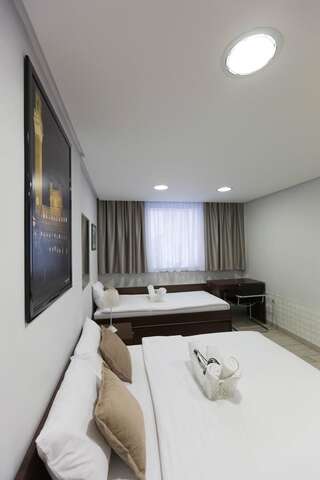 Отели типа «постель и завтрак» Seven Hills Bed&Bike B&B Подгорица Четырехместный номер-5
